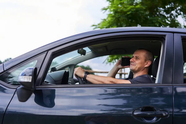 Homem Usando Celular Volante Seu Carro Verão — Fotografia de Stock