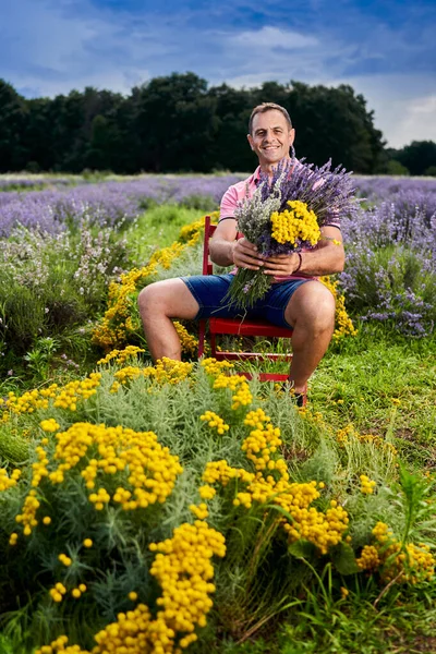 Lavendelbonde Skördar Parfymerade Blommorna Midsommar — Stockfoto