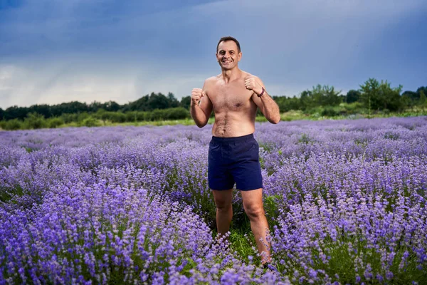 Kickboxer Bojovník Trénink Levandulovém Poli Plném Květu — Stock fotografie