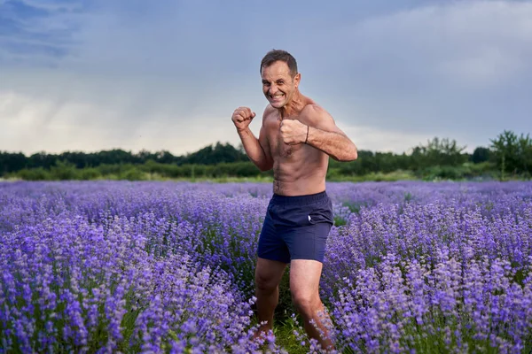 Kickboxer Vechter Training Een Lavendelveld Volle Bloei — Stockfoto