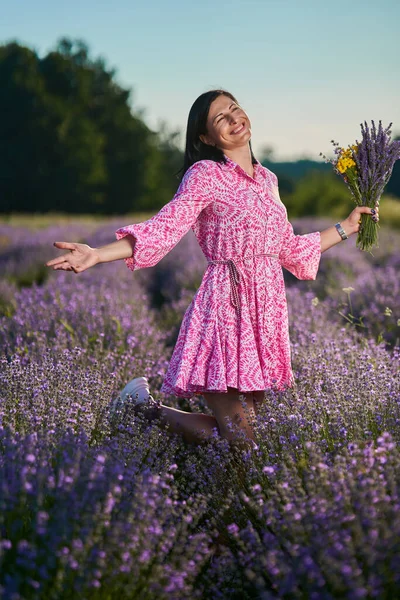 Aantrekkelijke Brunette Jonge Vrouw Een Bloeiende Lavendel Veld — Stockfoto