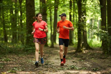 Koşucular orman yolunda koşan çifte dayanıklılık gösterirler.              