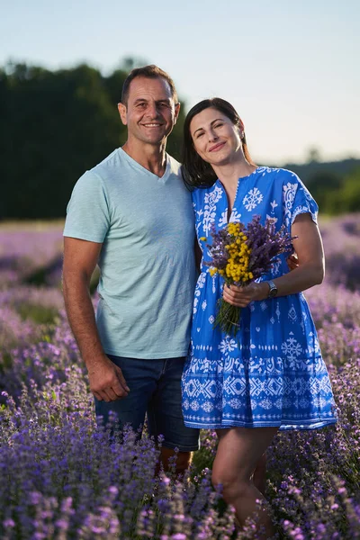 Romantický Pár Voňavý Moment Kvetoucí Levandulové Plantáži — Stock fotografie