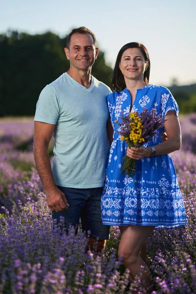 Casal Romântico Tendo Momento Perfumado Uma Plantação Lavanda Florescente — Fotografia de Stock