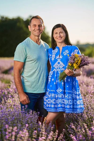 Casal Romântico Tendo Momento Perfumado Uma Plantação Lavanda Florescente — Fotografia de Stock