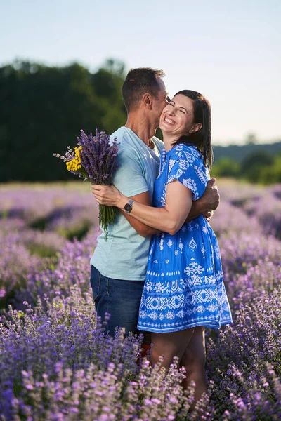 Couple Romantique Ayant Moment Parfumé Dans Une Plantation Lavande Fleurs — Photo