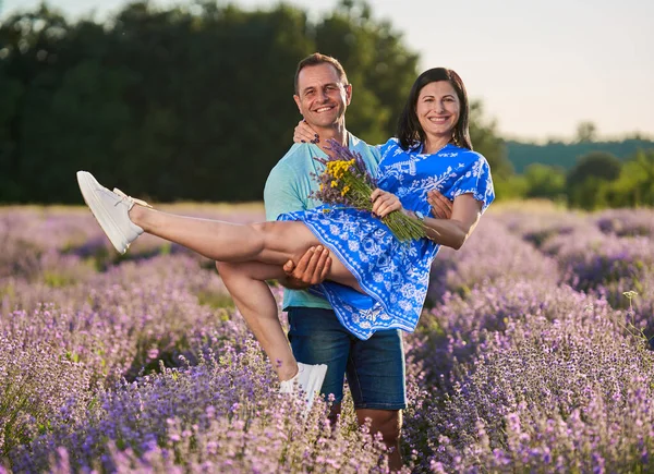 Romantisch Paar Met Een Geurig Moment Een Bloeiende Lavendelplantage — Stockfoto