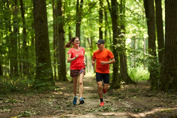 Koşucular Orman Yolunda Koşan Çifte Dayanıklılık Gösterirler — Stok fotoğraf