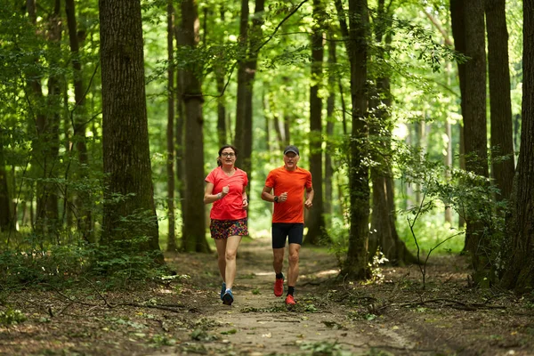 Runners Paar Uithoudingsvermogen Lopen Bospaden — Stockfoto