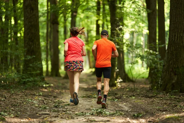 Koşucular Orman Yolunda Koşan Çifte Dayanıklılık Gösterirler — Stok fotoğraf