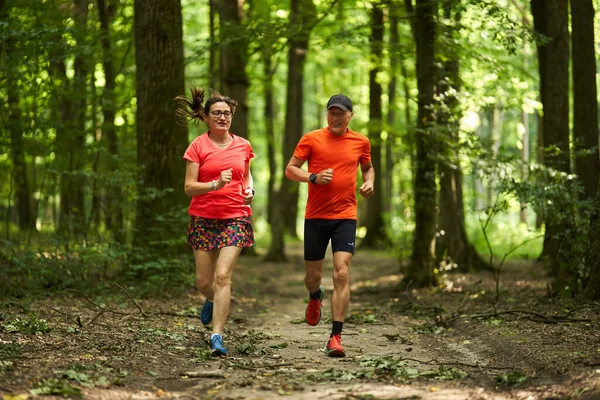 Runners Paar Uithoudingsvermogen Lopen Bospaden — Stockfoto