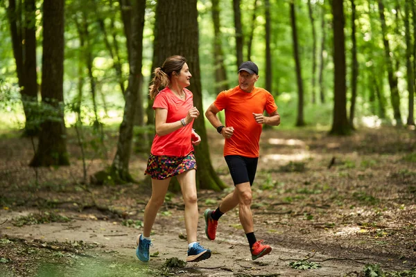 跑步者在林间小径上奔跑时保持耐力 — 图库照片