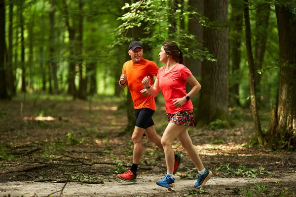 Běžci Pár Vytrvalost Běží Lesních Stezkách — Stock fotografie