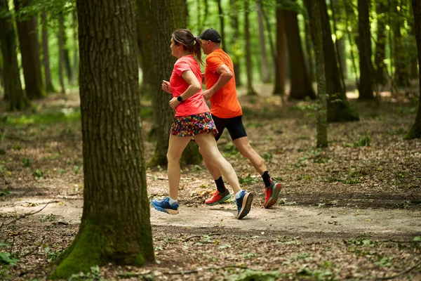 Coureurs Couple Endurance Cours Exécution Sur Les Sentiers Forestiers — Photo