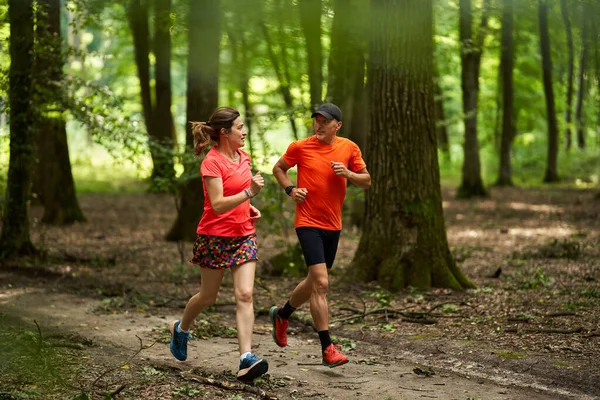Läufer Paaren Ausdauerlauf Auf Waldwegen — Stockfoto