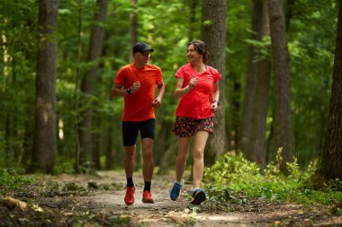 Koşucular orman yolunda koşan çifte dayanıklılık gösterirler.