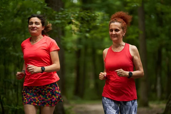 Due Donne Felici Salute Che Corrono Percorso Jogging Nella Foresta — Foto Stock
