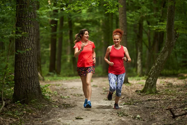 Deux Femmes Heureuses Bonne Santé Courent Sur Sentier Jogging Dans — Photo