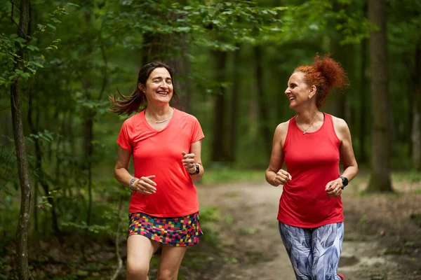 Due Donne Felici Salute Che Corrono Percorso Jogging Nella Foresta — Foto Stock