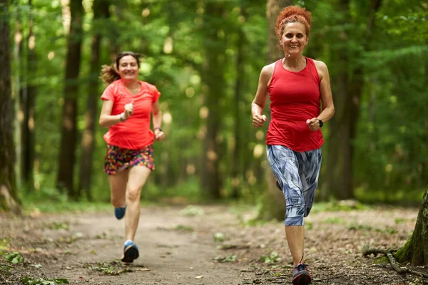 Dos Mujeres Felices Sanas Corriendo Por Sendero Para Correr Bosque — Foto de Stock