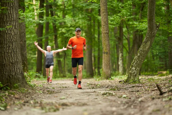Zwei Befreundete Männer Laufen Gemeinsam Auf Einem Waldweg — Stockfoto