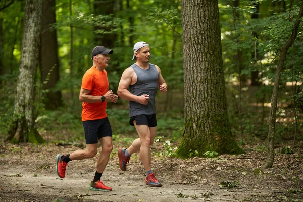 Dva Mužští Přátelé Běžící Společně Stezce Lesem — Stock fotografie
