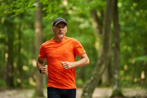 Ein Kaukasischer Mann Joggt Auf Einer Laufstrecke Durch Den Wald — Stockfoto