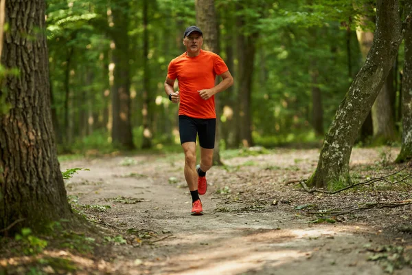 Ein Kaukasischer Mann Joggt Auf Einer Laufstrecke Durch Den Wald — Stockfoto