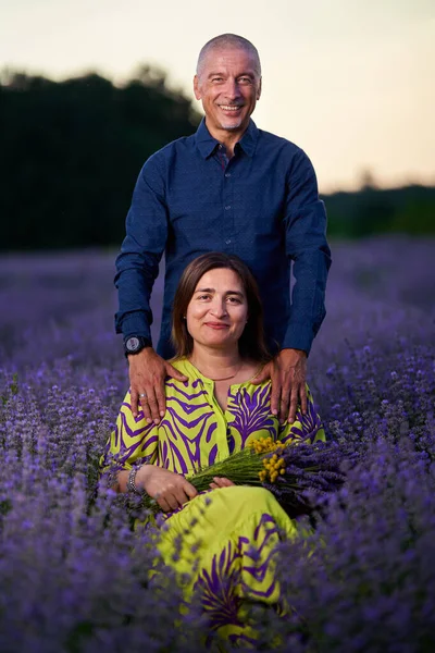 Portret Van Een Romantisch Koppel Een Lavendelveld Bij Zonsondergang — Stockfoto
