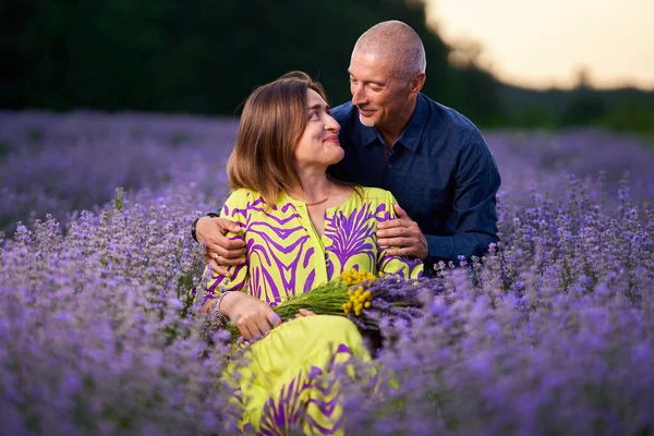 Porträtt Ett Romantiskt Par Ett Lavendelfält Vid Solnedgången — Stockfoto