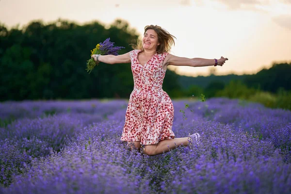 Aantrekkelijke Vrouw Een Bloemenjurk Een Lavendelveld Bij Zonsondergang — Stockfoto