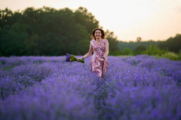 Aantrekkelijke Vrouw Een Bloemenjurk Een Lavendelveld Bij Zonsondergang — Stockfoto