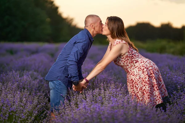 Porträtt Ett Romantiskt Par Ett Lavendelfält Vid Solnedgången — Stockfoto