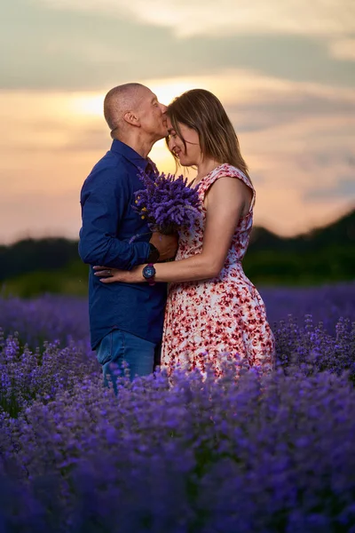 Portret Van Een Romantisch Koppel Een Lavendelveld Bij Zonsondergang — Stockfoto
