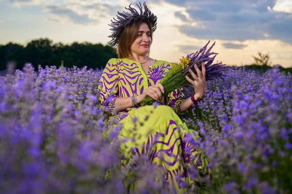 Attraktive Frau Floralen Kleid Einem Lavendelfeld Bei Sonnenuntergang Stockfoto