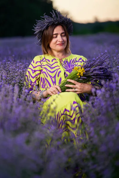 Woman Flowers Tiara Bouquet Sitting Lavender Field — Stock Photo, Image