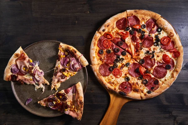 Flat Lay Shot Freshly Baked Pizza Wooden Board — Stock Photo, Image