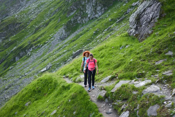 Sırt Çantalı Iki Kadın Kayalık Dağlarda Yürüyüş Yapıyor — Stok fotoğraf