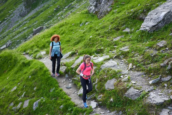 Two Women Hikers Backpacks Hiking Trail Rocky Mountains — Stock Photo, Image