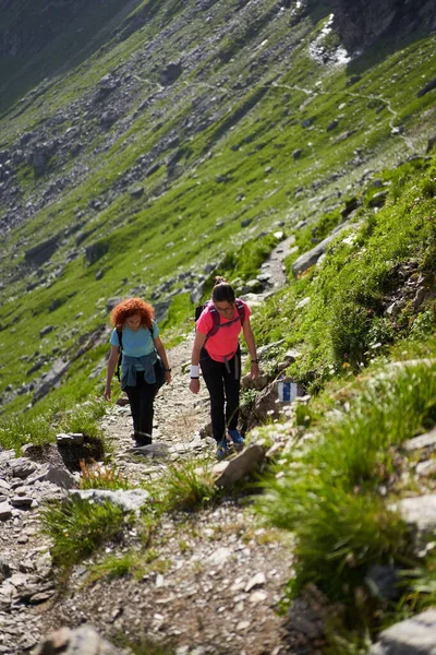 Две Женщины Туристки Рюкзаками Ходят Тропе Скалистых Горах — стоковое фото