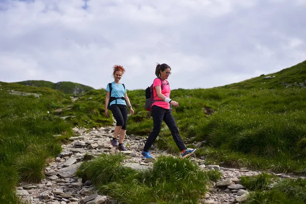 Dos Mujeres Excursionistas Con Mochilas Senderismo Sendero Las Montañas Rocosas — Foto de Stock