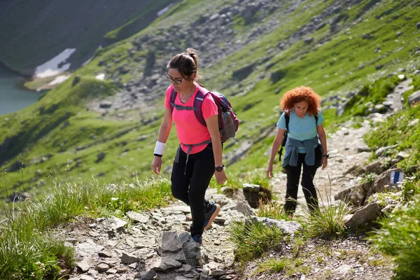 Zwei Wanderinnen Mit Rucksäcken Auf Einem Wanderweg Den Felsigen Bergen — Stockfoto