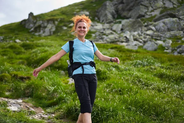 山のトレイルでハイキングする女性 アクティブな休日のコンセプト — ストック写真