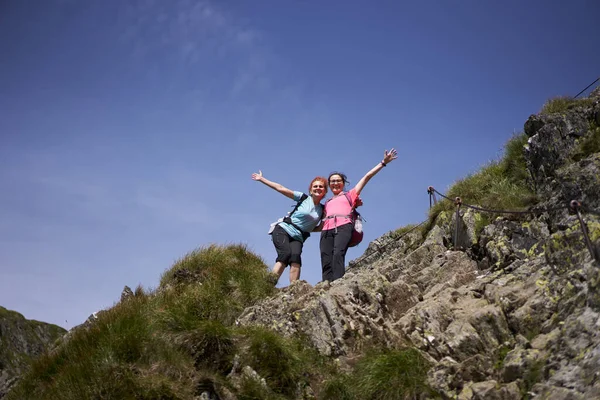 Dos Mujeres Excursionistas Con Mochilas Senderismo Sendero Las Montañas Rocosas —  Fotos de Stock