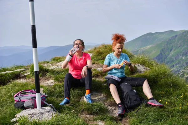 Zwei Wanderinnen Mit Rucksäcken Auf Einem Wanderweg Den Felsigen Bergen — Stockfoto