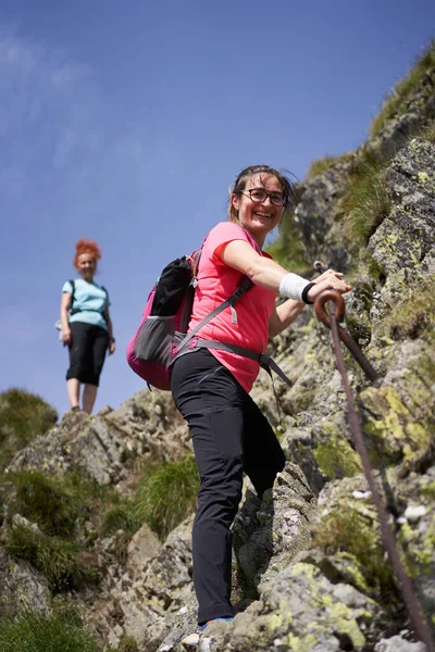 岩山のトレイルでハイキングバックパックを持つ2人の女性ハイカー — ストック写真