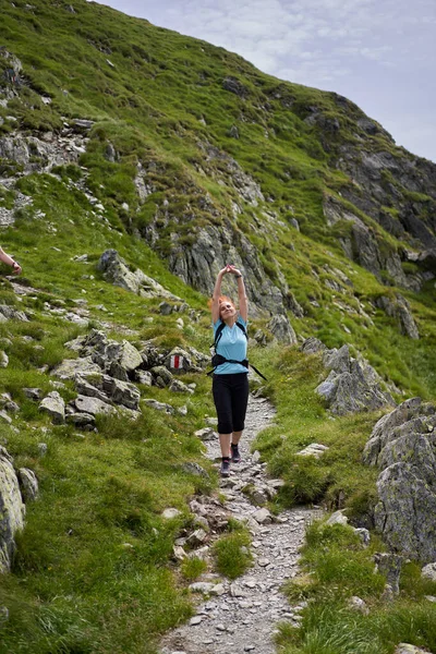 Mulher Caminhando Uma Trilha Nas Montanhas Conceito Ativo Férias — Fotografia de Stock