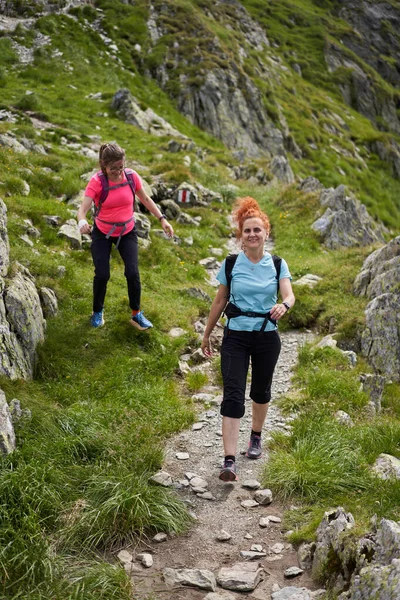 Two Women Hikers Backpacks Hiking Trail Rocky Mountains — Stock Photo, Image