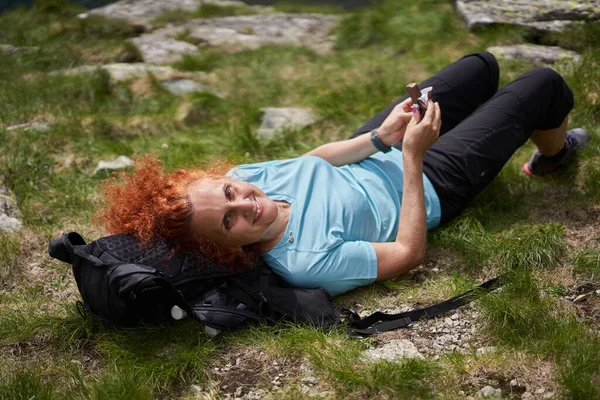 Kobieta Wędrująca Szlakiem Górach Aktywny Wypoczynek — Zdjęcie stockowe