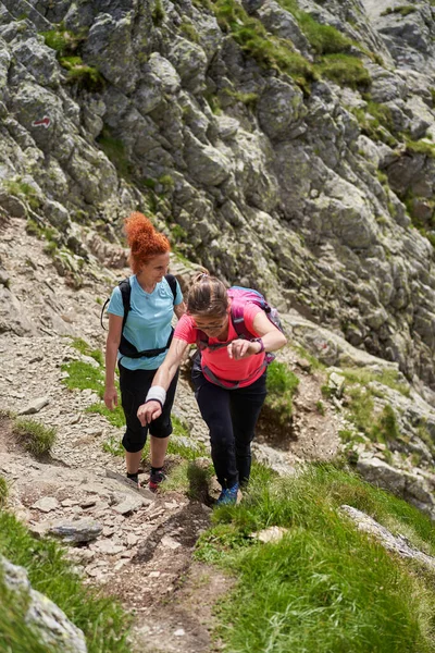 Due Donne Escursioniste Con Zaini Che Camminano Sentiero Tra Montagne — Foto Stock